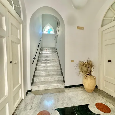 Apartament Camerelle 7, Domus Letteraria
